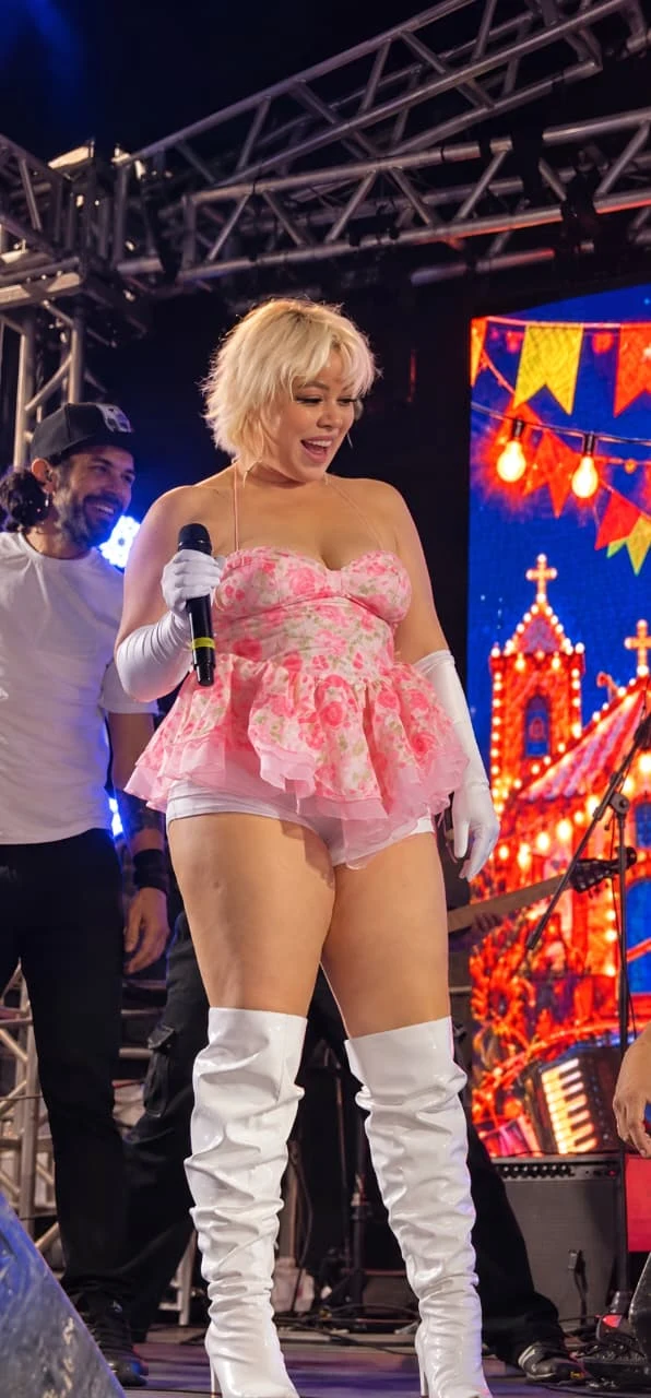 Danella cantando com figurino rosa floral