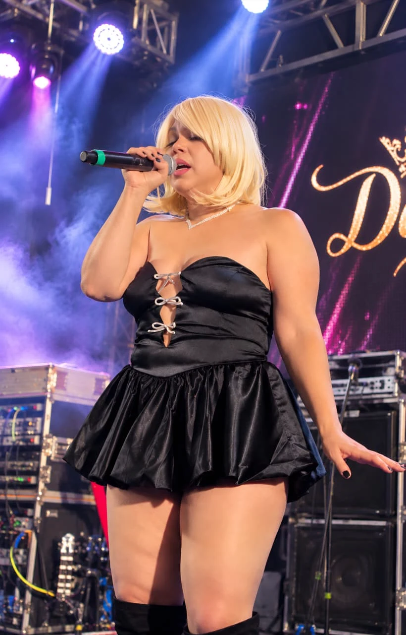 Danella cantando com vestido preto
